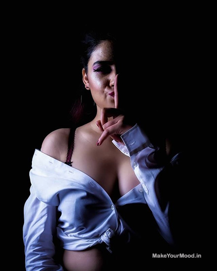Priya sexy call girl showing boobs