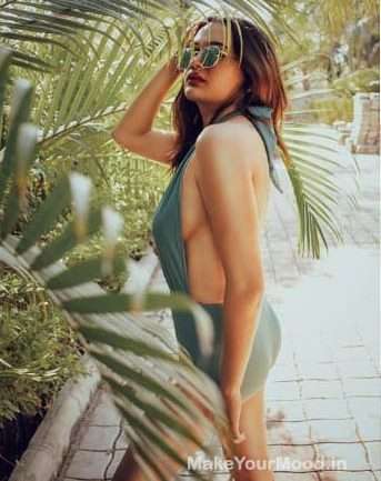 Smita showing her boobs from side