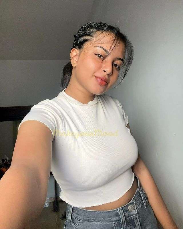 Shina College girl escorts in Delhi (1)